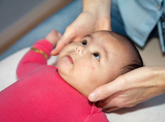 Overstrekt uw baby of heeft uw baby een voorkeurshouding?