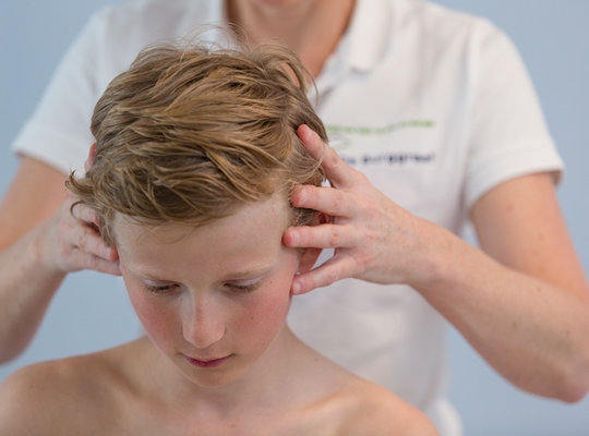 Kindermanuele therapie bij praktijk voor nek schouder armklachten de Burggraaf